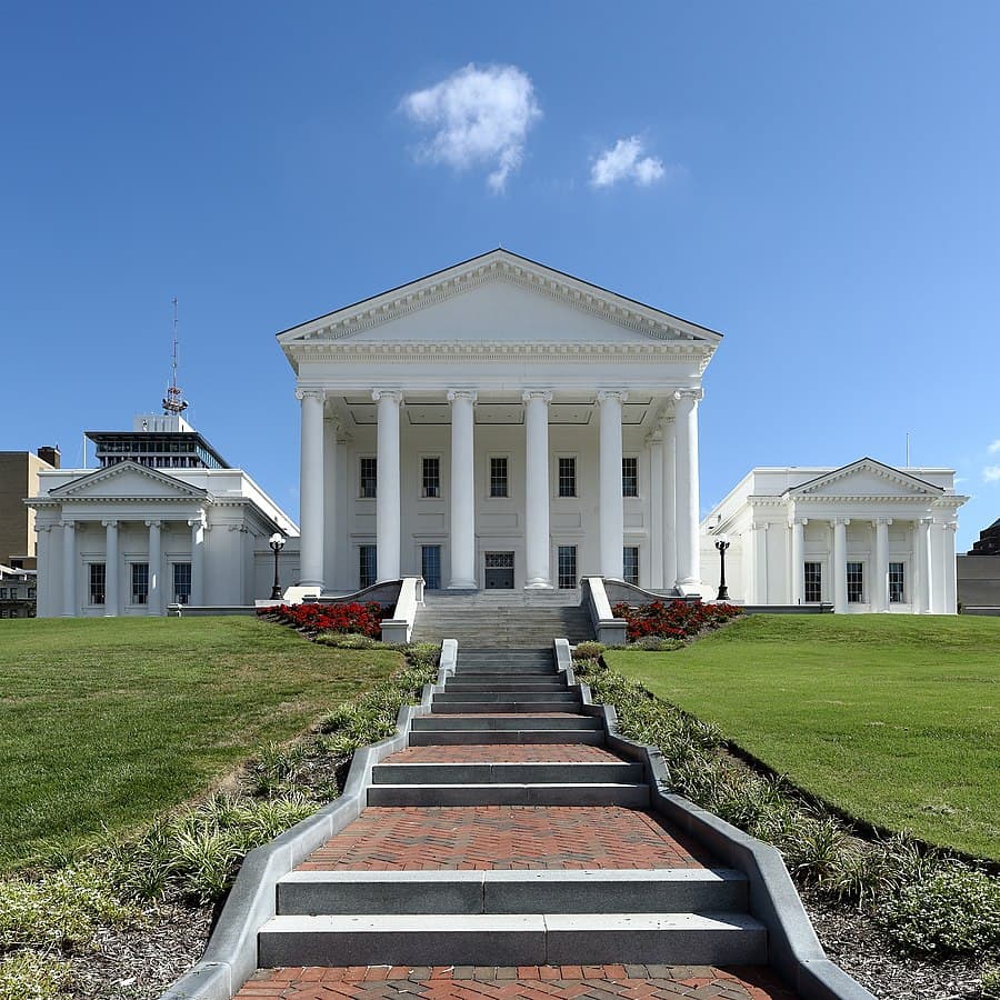VA Capitol Photo from https://commons.wikimedia.org/wiki/File:Virginia_State_Capitol_late_morning.JPG