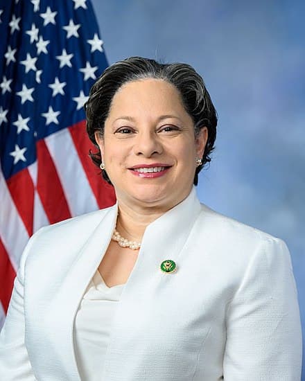 Sen. Jennifer McClellan headshot